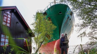 Johan Helberg dormía profundamente la madrugada del jueves cuando un enorme buque portacontenedores se estrelló contra su jardín, rozando por poco su casa en la orilla del fiordo noruego de Trondheim.